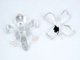deux morceaux de plastique transparent posés sur une surface blanche