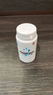 une bouteille de Stagnesun posée sur une table en bois