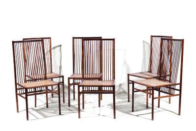 trois chaises en bois assises l'une à côté de l'autre sur une surface blanche
