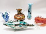de nombreux morceaux de verre posés sur une table