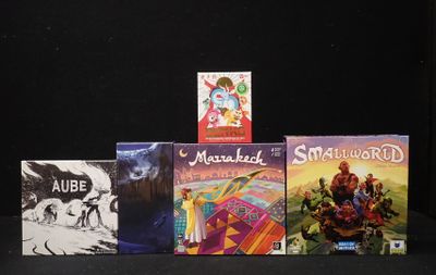 quatre livres posés sur une table noire