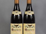 deux bouteilles de vin posées sur une table l'une à côté de l'autre