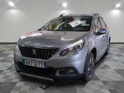 la voiture argentée est garée sur un sol en damier dans le garage