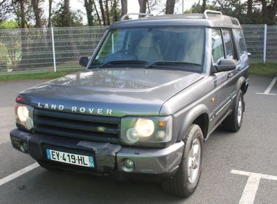 un Land Rover gris garé sur un parking