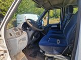 une photo d'une camionnette dont le siège conducteur est relevé