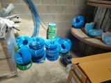 un tas de tuyaux bleus et verts dans une pièce