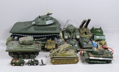 tout un tas de petits véhicules militaires miniatures posés sur une table