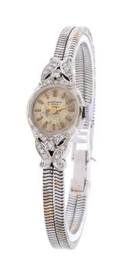 une photo d'une montre-bracelet pour femme dont le cadran est serti de diamants
