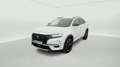 une voiture blanche dans une pièce blanche sur fond blanc