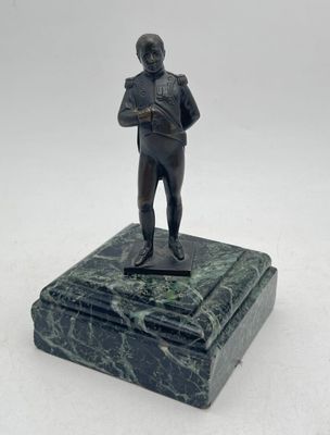 figurine en bronze représentant un homme tenant une batte de baseball, posée sur un socle en marbre
