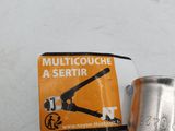 a close up of a multicouche a sertir on a white wall