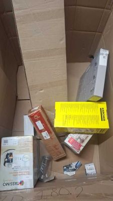 une boîte en carton contenant un certain nombre d'objets