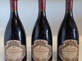 trois bouteilles de vin sont alignées sur une table
