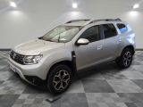 une photo d'une Dacia argentée garée dans un showroom