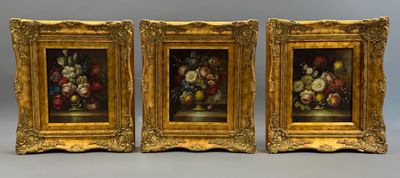 trois tableaux représentant des fleurs, dans un cadre doré, sur fond gris