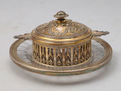 un plat ancien en argent, muni d'un couvercle et d'une soucoupe posée dessus
