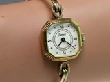 une image montrant un gros plan du poignet d'une personne portant une montre