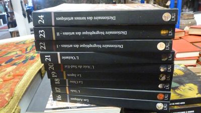 plusieurs livres empilés sur une table