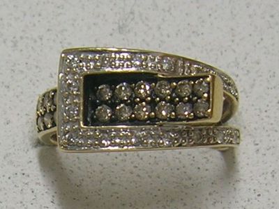 l'image d'une bague en or ornée de diamants