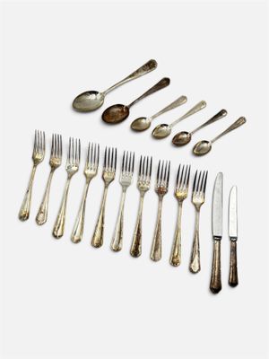beaucoup de fourchettes et de cuillères sur la table