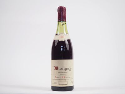 une bouteille de vin rouge posée sur une table blanche