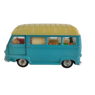 un petit bus en plastique posé sur une surface blanche