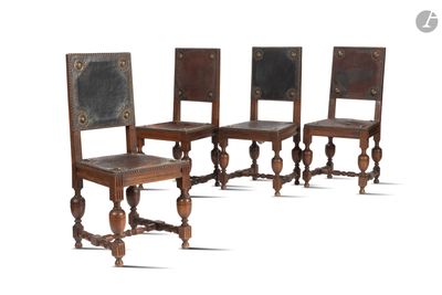 trois chaises en bois avec une assise en cuir et un dossier en bois