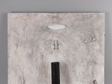 l'image d'un objet en noir et blanc sur une surface grise