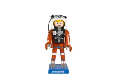 figurine représentant une femme en combinaison spatiale tenant un appareil photo