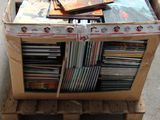 beaucoup de CD posés sur une palette dans la rue