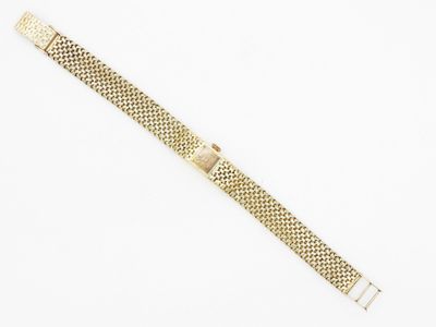 un bracelet en or avec un fermoir sur fond blanc