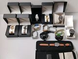 beaucoup de montres et d'autres objets posés sur la table
