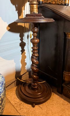 une lampe posée sur une table à côté d'une chaise