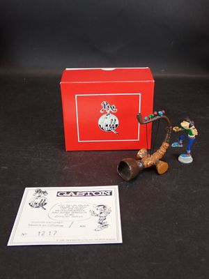 une boîte rouge sur laquelle sont représentés une pipe et quelques figurines