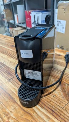 une cafetière noire posée sur une table en bois