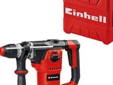 un marteau rouge et noir avec une boîte à outils en arrière-plan