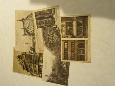 une pile de vieilles cartes postales accrochées au mur