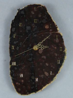 une horloge posée sur une feuille de papier
