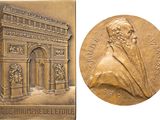 un gros plan sur une médaille d'or sur laquelle figure le portrait d'un homme
