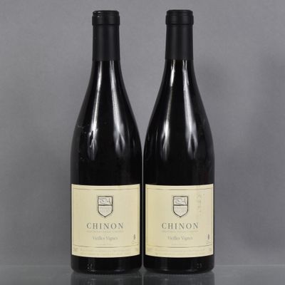 deux bouteilles de vin posées sur une table l'une à côté de l'autre