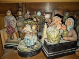 de nombreuses figurines représentant des personnes assises sur une étagère