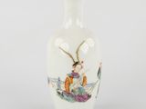 un vase blanc sur lequel est représentée une femme et un homme dans un bateau