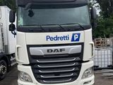 un camion blanc garé dans un parking
