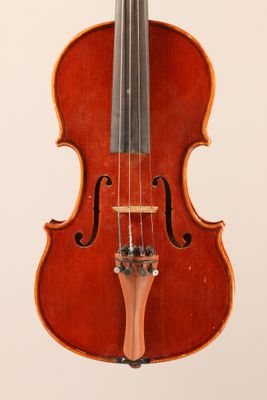 un vieux violon avec un archet sur fond blanc
