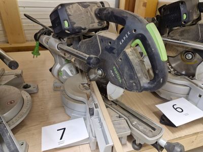 de nombreux modèles différents de scies circulaires sur une table