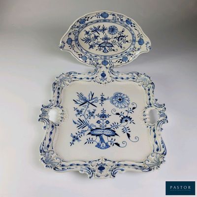 une paire de plateaux de service bleus et blancs ornés d'oiseaux et de fleurs