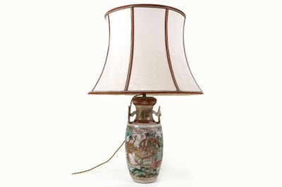 une lampe posée sur une table et munie d'un abat-jour