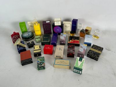 beaucoup de cigarettes différentes sur la table