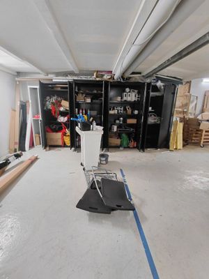 une photo d'une pièce où se trouvent de nombreux outils