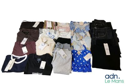 de nombreux vêtements pour hommes sur fond blanc